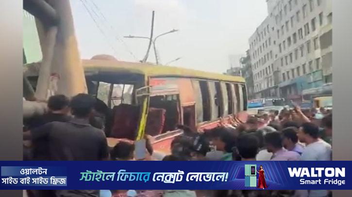 বনানীতে সড়ক বিভাজকে উঠে গেল বাস, নিহত ২