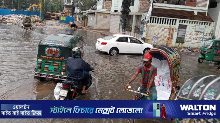চট্টগ্রামে টানা বৃষ্টিতে শহরজুড়ে জলাবদ্ধতা