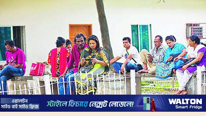 প্রদীপের নিচে অন্ধকার: অভাব-অনটনে চলচ্চিত্রের এক্সট্রা শিল্পীরা