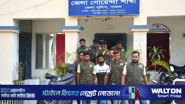 পাবনায় ৩টি বিদেশি রিভলবার ও গুলিসহ তরুণ গ্রেপ্তার