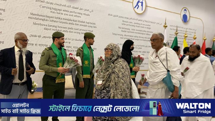 বাংলাদেশের প্রথম হজ ফ্লাইট সৌদি আরবে পৌঁছেছে