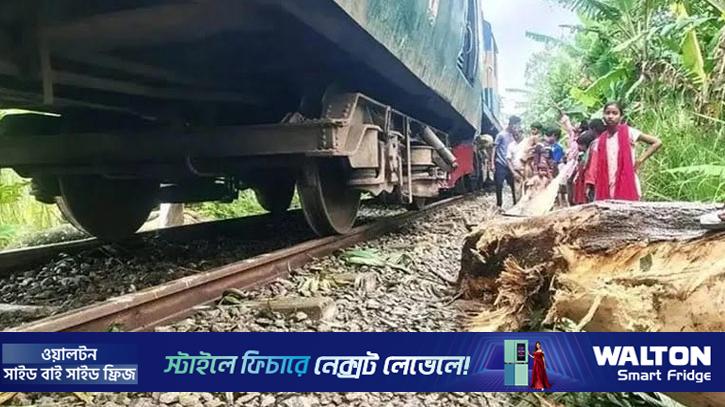নীলফামারীতে ট্রেনের ইঞ্জিন লাইনচ্যুত, ট্রেন চলাচল বন্ধ