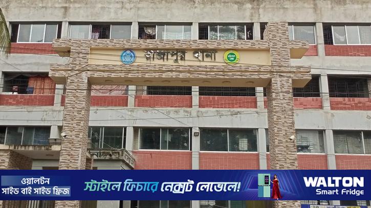 নিয়ন্ত্রণ হারিয়ে ইটবোঝাই ট্রলি খাদে, চালকের সহকারীর মৃত্যু