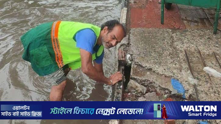 জলাবদ্ধতা নিরসনে মে দিবসের ছুটিতেও কাজ করছেন তারা  
