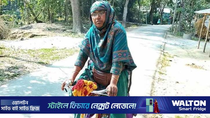 আরেকটু ভালো থাকার আশায় সাইকেলে ঘুরে ছিট কাপড় বিক্রি করেন রাবেয়া