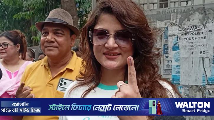 ভোট কেন্দ্রে শ্রাবন্তীকে দেখতে ভিড়
