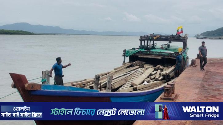 এক বছর পর টেকনাফ স্থলবন্দর চালু, মিয়ানমার থেকে এল কাঠবোঝাই ট্রলার