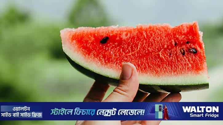 গরমে পানিশূন্যতা কমাতে তরমুজ খাচ্ছেন? রাতে খেলেই ক্ষতি