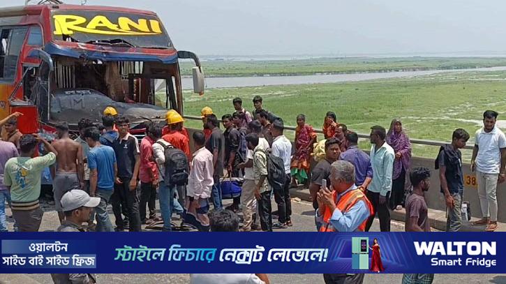 যমুনা সেতুতে ট্রাকে বাসের ধাক্কা, এক ঘণ্টা পর যান চলাচল স্বাভাবিক
