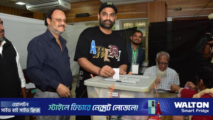 জীবনের প্রথম ভোট দিয়ে অনেক ভালো লাগছে: তামিম ইকবাল