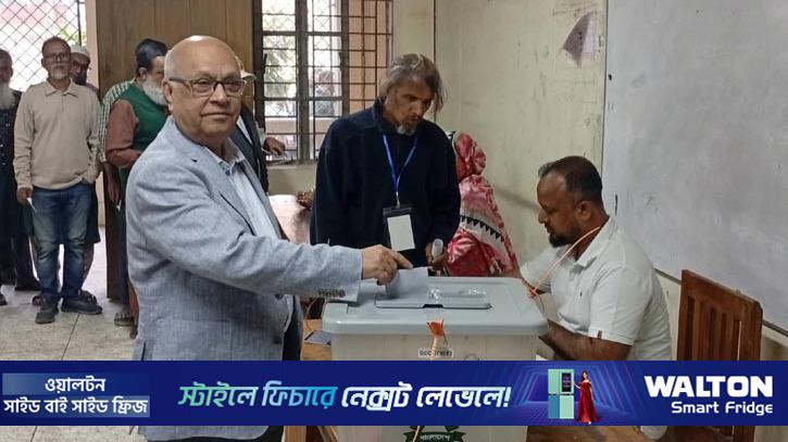 লাইনে দাঁড়িয়ে ভোট দিলেন উপদেষ্টা ফারুক-ই আজম 