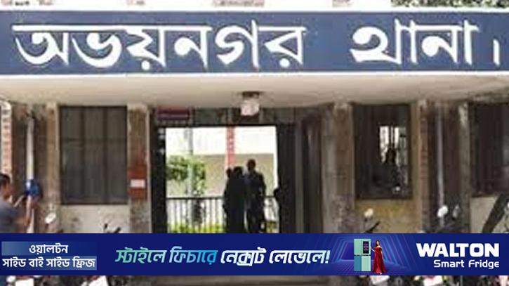 অভয়নগরে নিজের শরীরে আগুন দিলেন যুবক