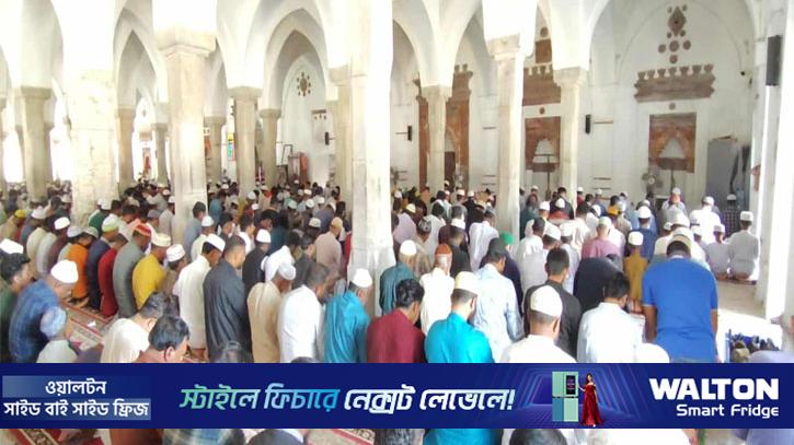 রমজানের প্রথম জুমায় ষাটগম্বুজ মসজিদে মুসল্লিদের ঢল