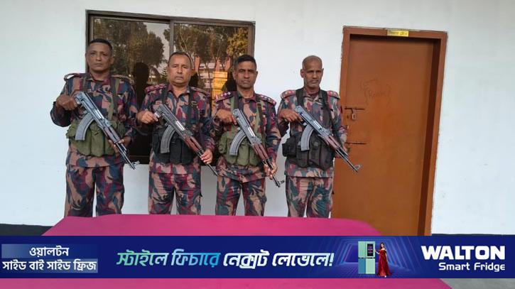 বেনাপোলে বিদেশি অস্ত্র ও গুলি জব্দ