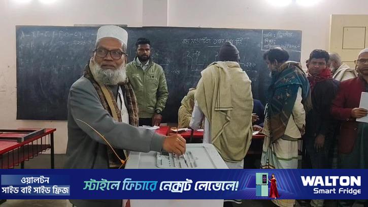 চাঁপাইনবাবগঞ্জে চলছে ভোটগ্রহণ, লড়াইয়ে ১৬ প্রার্থী