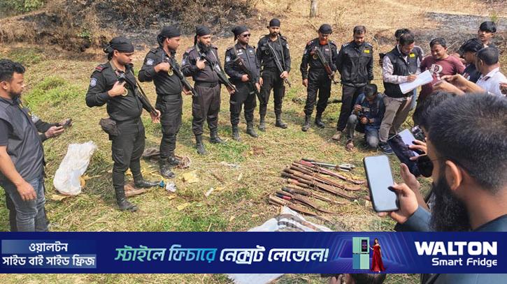 কুমিল্লায় পুকুর সেঁচে বন্দুক-পিস্তল উদ্ধার