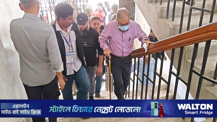 লাঠিতে ভর দিয়ে ভোট, বয়স্ক-প্রতিবন্ধীদের জন্য কেন্দ্রে নেই বিশেষ ব্যবস্থা