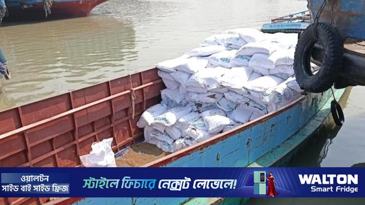 লক্ষ্মীপুরে পাচারের সময় ৩০০ বস্তা সার জব্দ