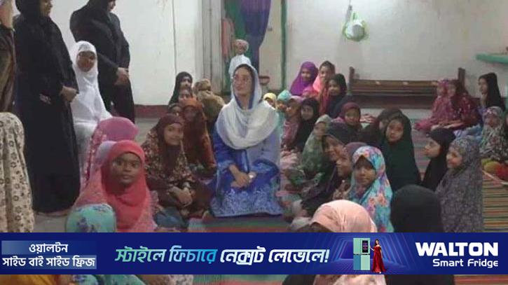 নারী ও এতিম শিশুদের সঙ্গে ইফতার করলেন জুবাইদা ও জাইমা রহমান