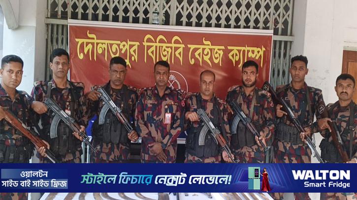 কুষ্টিয়ায় বিদেশি পিস্তল, ম্যাগজিন ও গুলিসহ দেশীয় অস্ত্র উদ্ধার