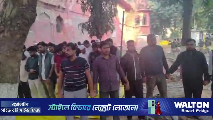 লখনউ বিশ্ববিদ্যালয়ে সহপাঠীদের নামাজে পাহারায় হিন্দু শিক্ষার্থীরা