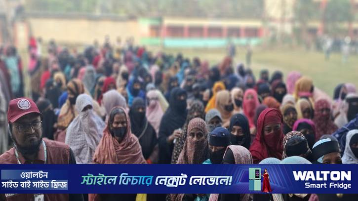 নোয়াখালীর ভোটকেন্দ্রে নারীদের উপচে পড়া ভিড়