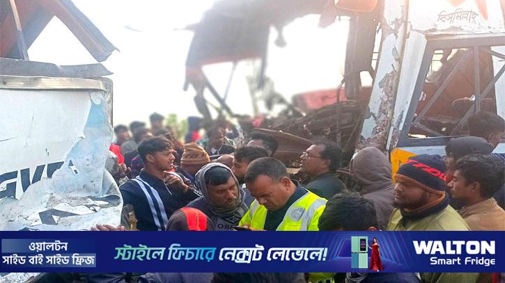 পাবনায় দুই বাসের মুখোমুখি সংঘর্ষে নিহতের সংখ্যা বেড়ে ৪