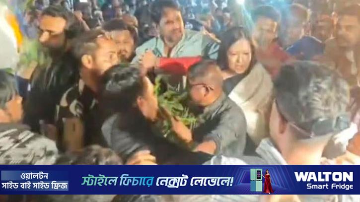 বাধার মুখে শহীদ মিনারে ফুল দিতে পারলেন না রুমিন ফারহানা, সড়ক অবরোধ