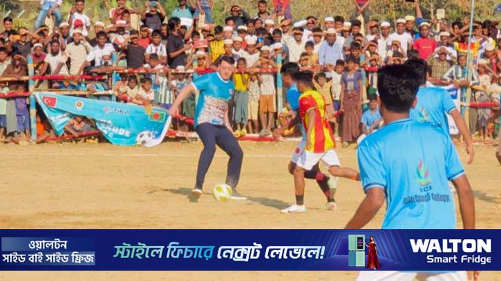 রোহিঙ্গা কিশোরদের সঙ্গে ফুটবলে মেতেছিলেন মেসুত ওজিল