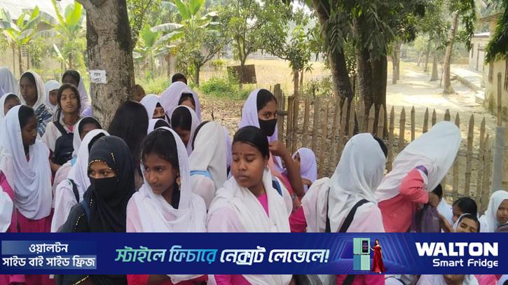 তানোরে স্কুলের প্রবেশপথে বেড়া দেওয়ার অভিযোগ