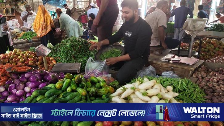 অর্ধেকে নেমেছে হিলি বাজারে সবজির দাম