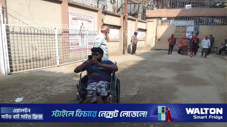 প্রথমবার ভোট দিয়ে আবেগাপ্লুত প্রতিবন্ধী মুশফিকুজ্জামান