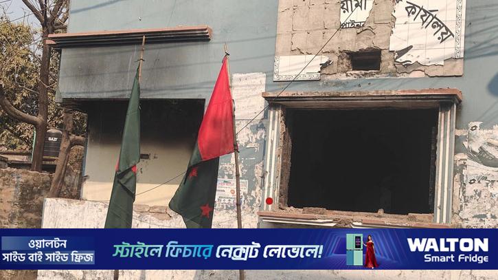 পরিত্যক্ত আ.লীগ কার্যালয়ে পতাকা উত্তোলন