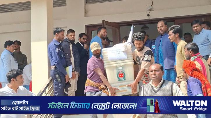 সারাদেশের ভোটকেন্দ্রে যাচ্ছে নির্বাচনি সরঞ্জাম