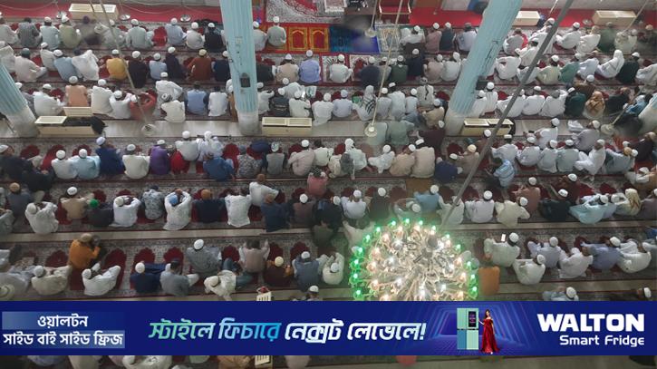 রমজানের দ্বিতীয় জুমায় মুসল্লিদের ঢল, দেশ-জাতির জন্য দোয়া