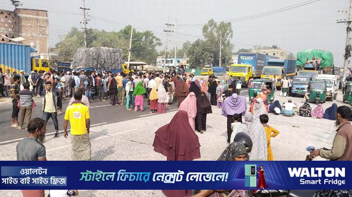 বাসচাপায় মায়ের মৃত্যু, পা হারাল ছেলে: মহাসড়ক অবরোধ এলাকাবাসীর