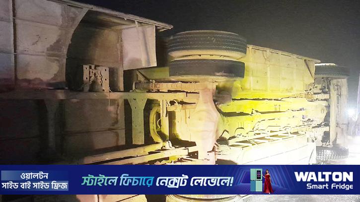 নিয়ন্ত্রণ হারিয়ে উল্টে গেল বাস, বাইসাইকেল আরোহী নিহত