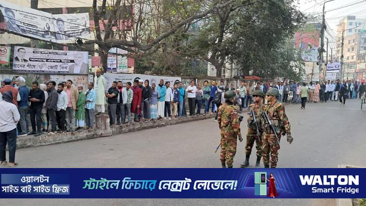 সকালে চট্টগ্রামে ভোটারদের দীর্ঘ লাইন