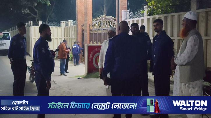 গোপালগঞ্জে ডিসির বাসভবনের সামনের সড়কে ককটেল বিস্ফোরণ