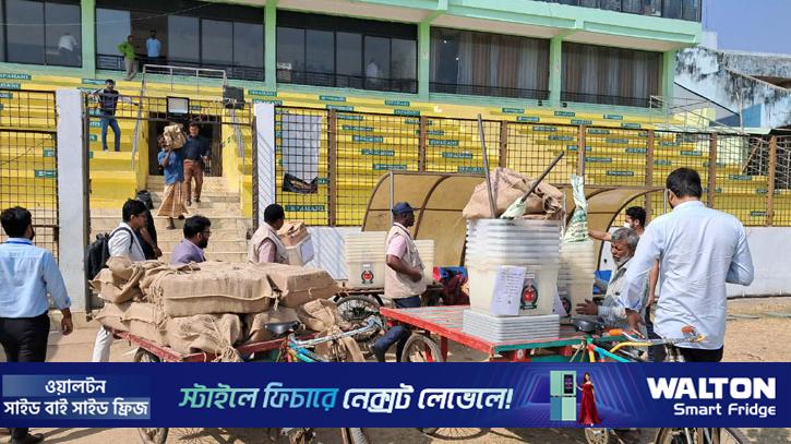 কেন্দ্রে কেন্দ্রে যাচ্ছে ভোটের সরঞ্জাম