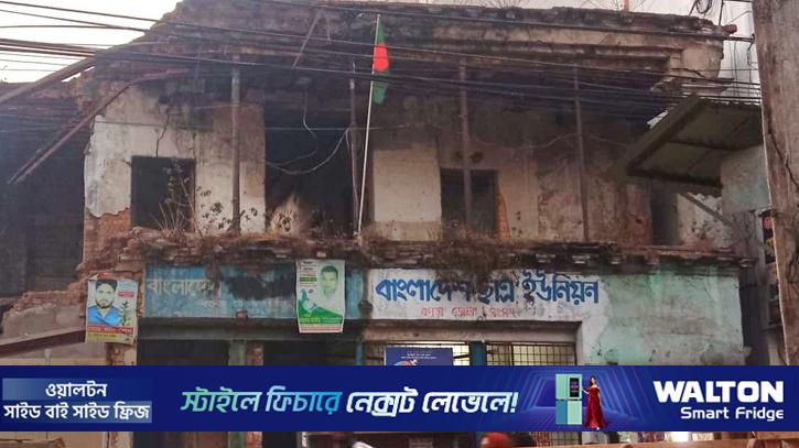 বগুড়া আ.লীগ কার্যালয়ে জাতীয় পতাকা উত্তোলন