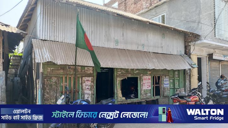 বরগুনা আ.লীগের কার্যালয়ে জাতীয় পতাকা উত্তোলন