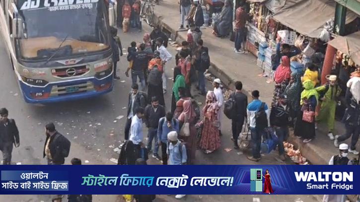 ভোট দিতে বাড়ির পথে ছুটছে মানুষ, অতিরিক্ত ভাড়া আদায়ে যাত্রীদের ক্ষোভ