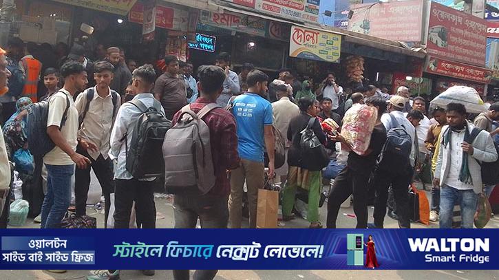 ভোটের টানে বাড়ি ফিরছেন কর্মজীবীরা