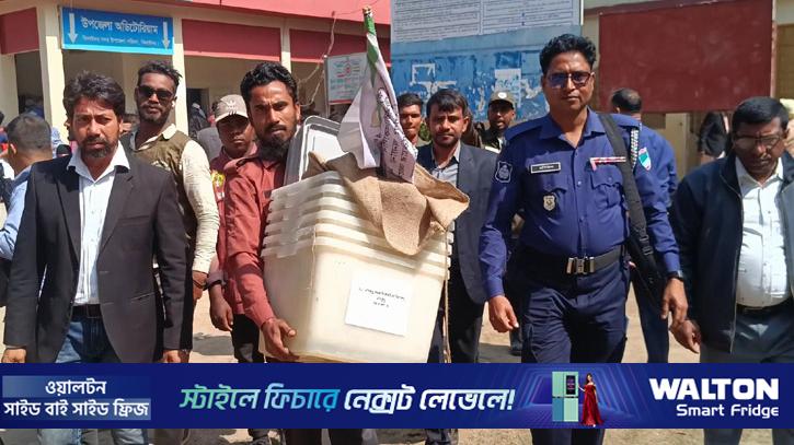 সারা দেশের ভোটকেন্দ্রে যাচ্ছে নির্বাচনি সরঞ্জাম