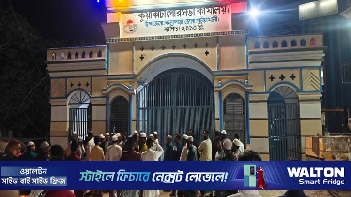 পৌরসভার গেটে তালা, শহীদ বেদিতে ফুল দিতে পারলেন না স্থানীয়রা