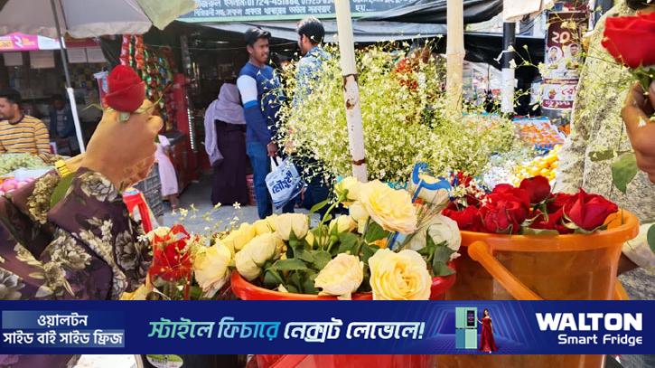 কুষ্টিয়ায় জমজমাট ফুলের বাজার