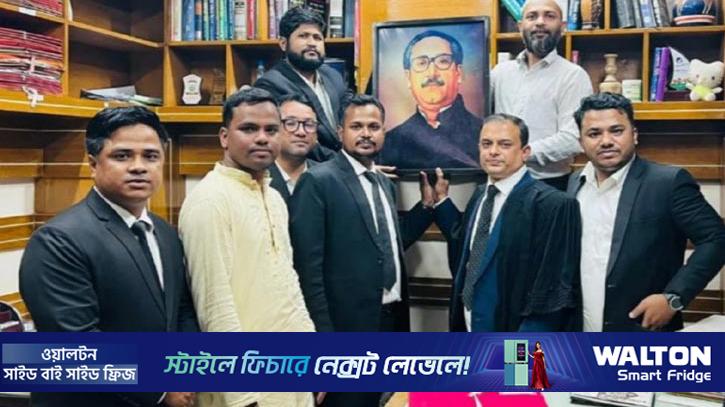 কক্সবাজারে চেম্বারে বঙ্গবন্ধুর ছবি টানালেন ৩ আইনজীবী
