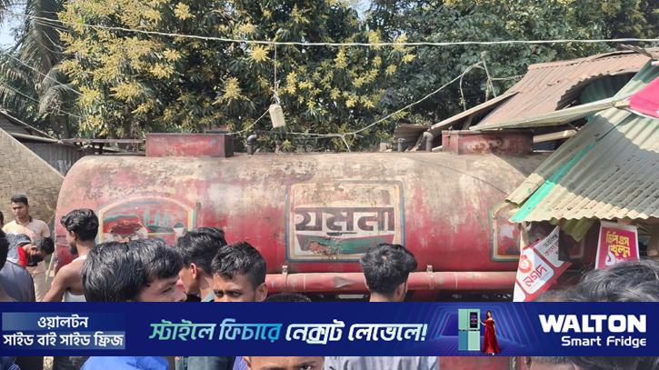 তিনজনকে চাপা দিয়ে দোকানে ঢুকল লরি, নিহত ১