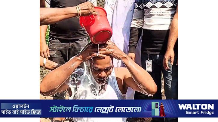 দুধ দিয়ে গোসল করে জুয়া ছাড়লেন যুবক